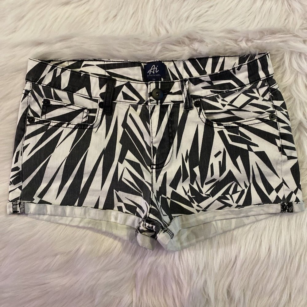 Authentic Icon womens size 29 black and whote stretch cropped shorts